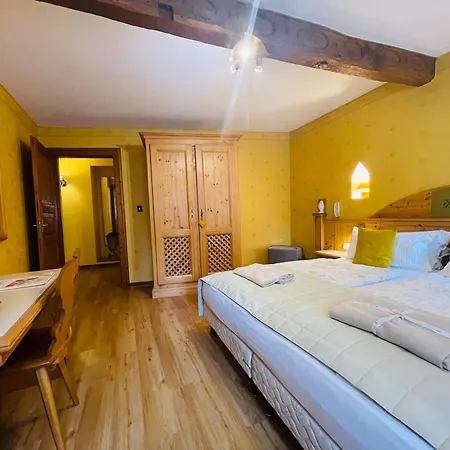 بيت ضيافة Historisches Gaestehaus Au Faucon Von 1535